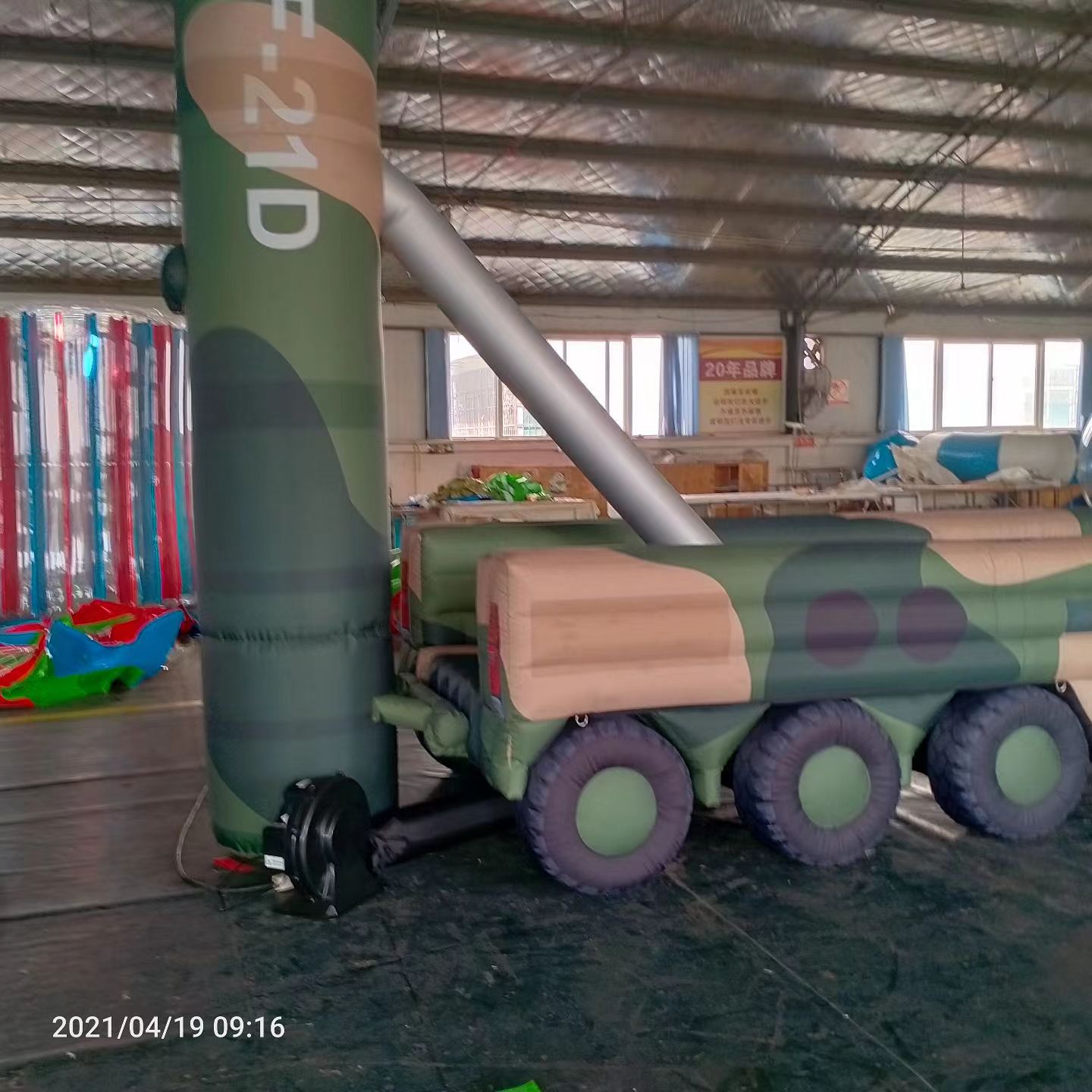 君山军事演习中的充气目标车辆：模拟发射车雷达车坦克飞机